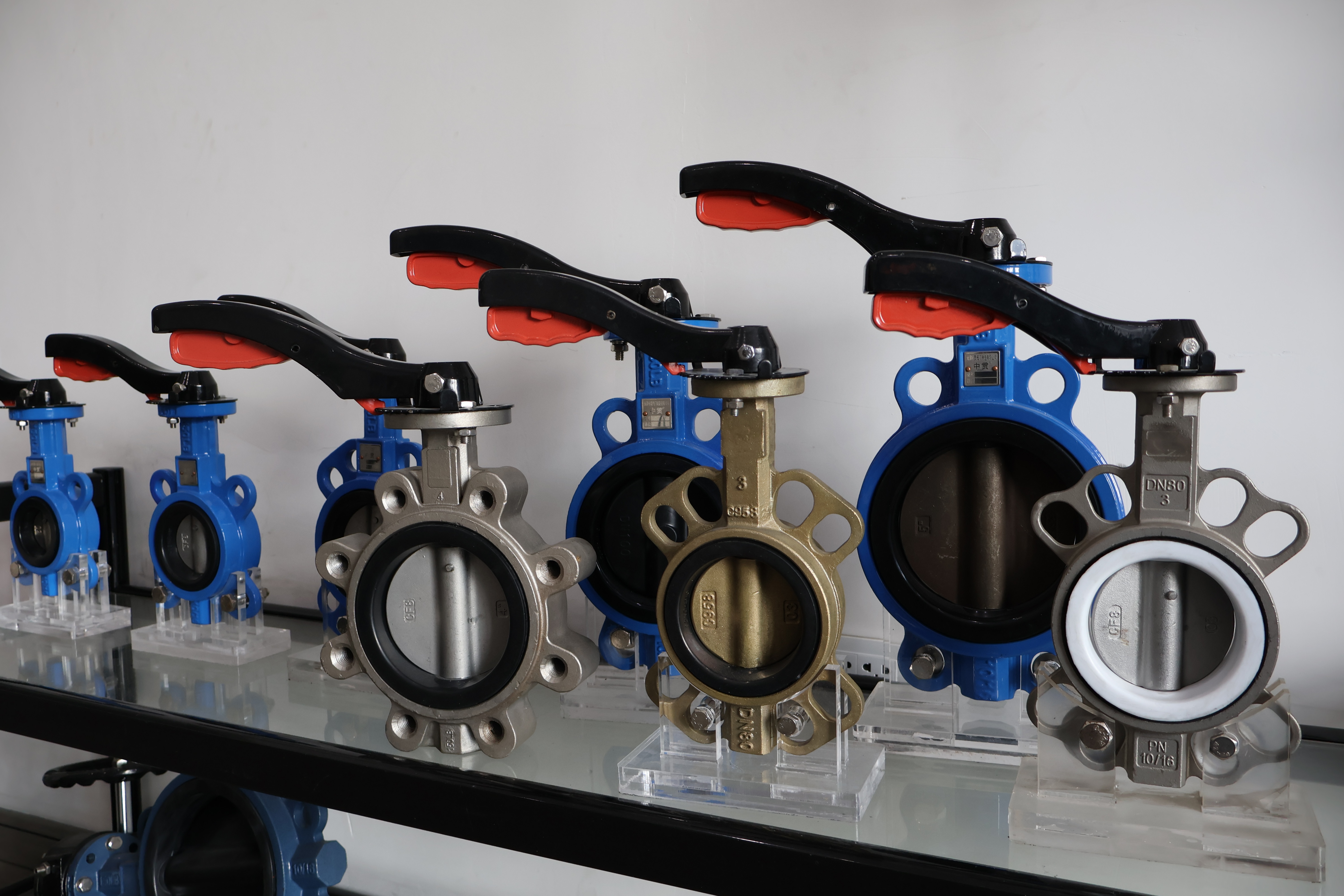 வால்வுகளை வாங்கும்போது நீங்கள் தெரிந்து கொள்ள வேண்டிய விஷயங்கள்: இருட்டில் உங்கள் பணத்தை வீணாக்காதீர்கள்!